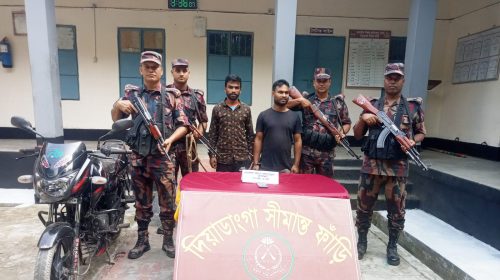 সীমান্তে বিজিবির অভিযানে অর্ধকোটি টাকার ভারতীয় মালামাল জব্দ, আটক ২