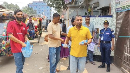 পরীক্ষার্থীদের আসা-যাওয়া নির্বিঘ্ন করতে ট্রাফিকের দায়িত্বে কৃষকদল নেতা