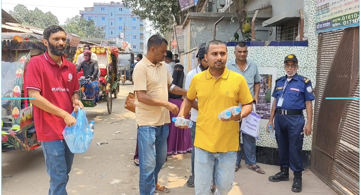 পরীক্ষার্থীদের আসা-যাওয়া নির্বিঘ্ন করতে ট্রাফিকের দায়িত্বে কৃষকদল নেতা