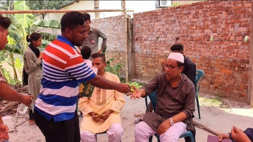 আশুলিয়ায় এসএসসি পরীক্ষার্থী অভিভাবকদের মাঝে পানি ও বিস্কুট বিতরণ