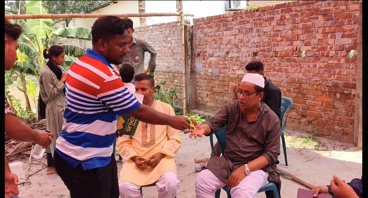 আশুলিয়ায় এসএসসি পরীক্ষার্থী অভিভাবকদের মাঝে পানি ও বিস্কুট বিতরণ