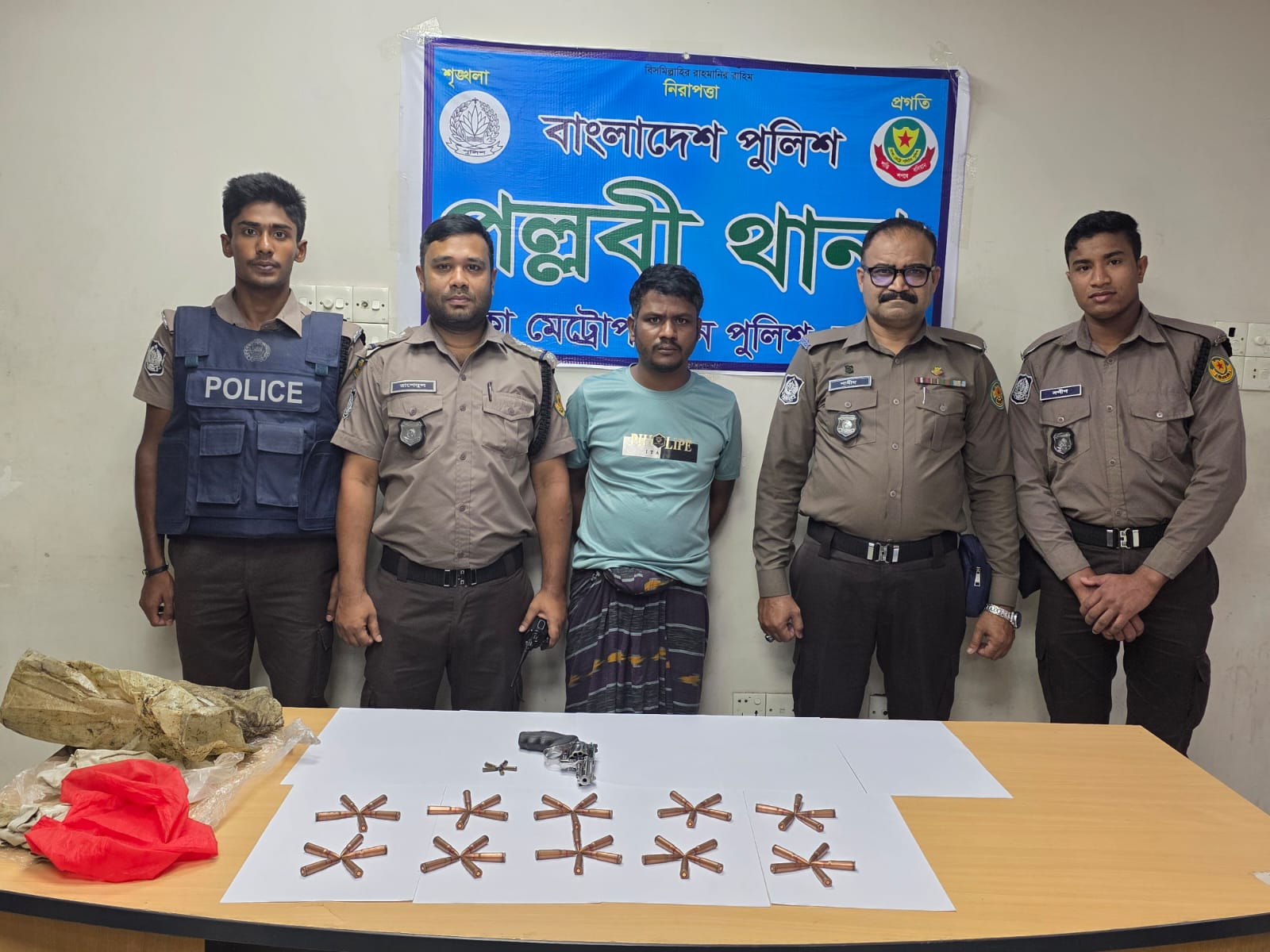 পল্লবীতে বিদেশি আগ্নেয়াস্ত্রসহ ‘শুটার রনি’ গ্রেফতার, বিপুল গুলি উদ্ধার