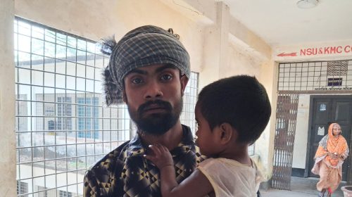 উলিপুর হাসপাতাল ভবনের ছাদের পলেস্তারা খসে দুর্ঘটনা থেকে রক্ষা পেলেন বাবা-মেয়ে