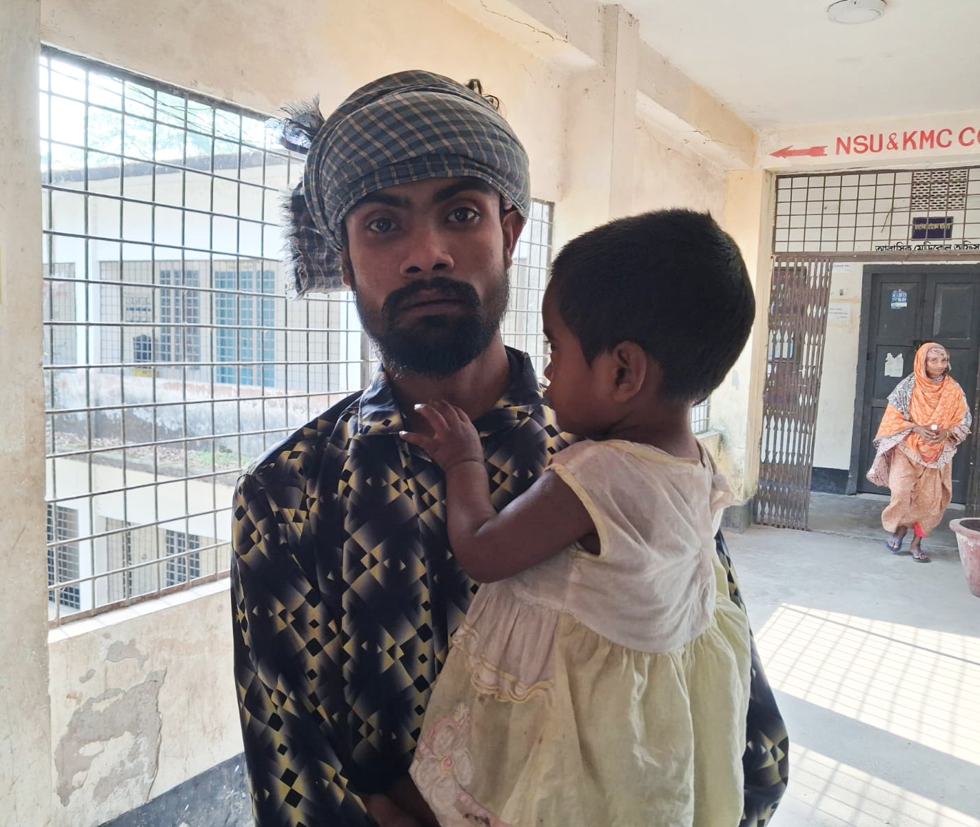 উলিপুর হাসপাতাল ভবনের ছাদের পলেস্তারা খসে দুর্ঘটনা থেকে রক্ষা পেলেন বাবা-মেয়ে