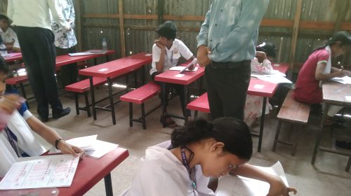 মোরেলগঞ্জের প্রতিবন্ধী শিশু অদম্য মাইশা বাঁকা হাতেই বৃত্তি পরীক্ষা দিচ্ছে