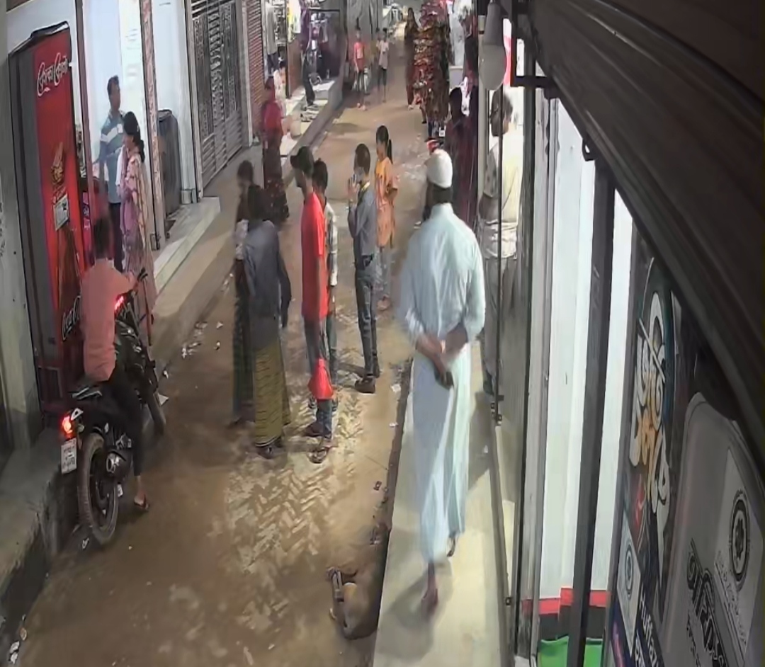 আশুলিয়ায় সুদের টাকার জন্য স্বামী স্ত্রীকে মারধর; প্রতিবাদ করায় উল্টো অপপ্রচার