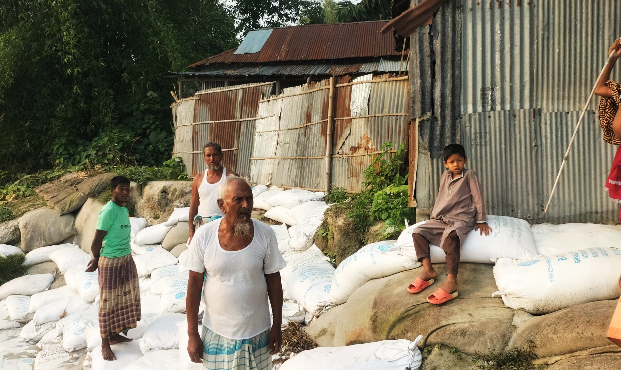 উলিপুরে নিজ খরচে তিস্তার ভাঙ্গন থেকে বসতভিটা রক্ষার চেষ্টা এক বৃদ্ধের