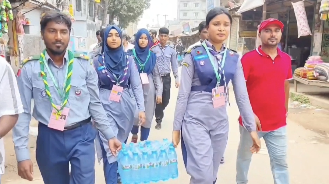 আশুলিয়ায় পরীক্ষার্থী-অভিভাবকদের সেবা দেওয়ায় প্রশংসায় ভাসছেন কৃষক দলের নেতা