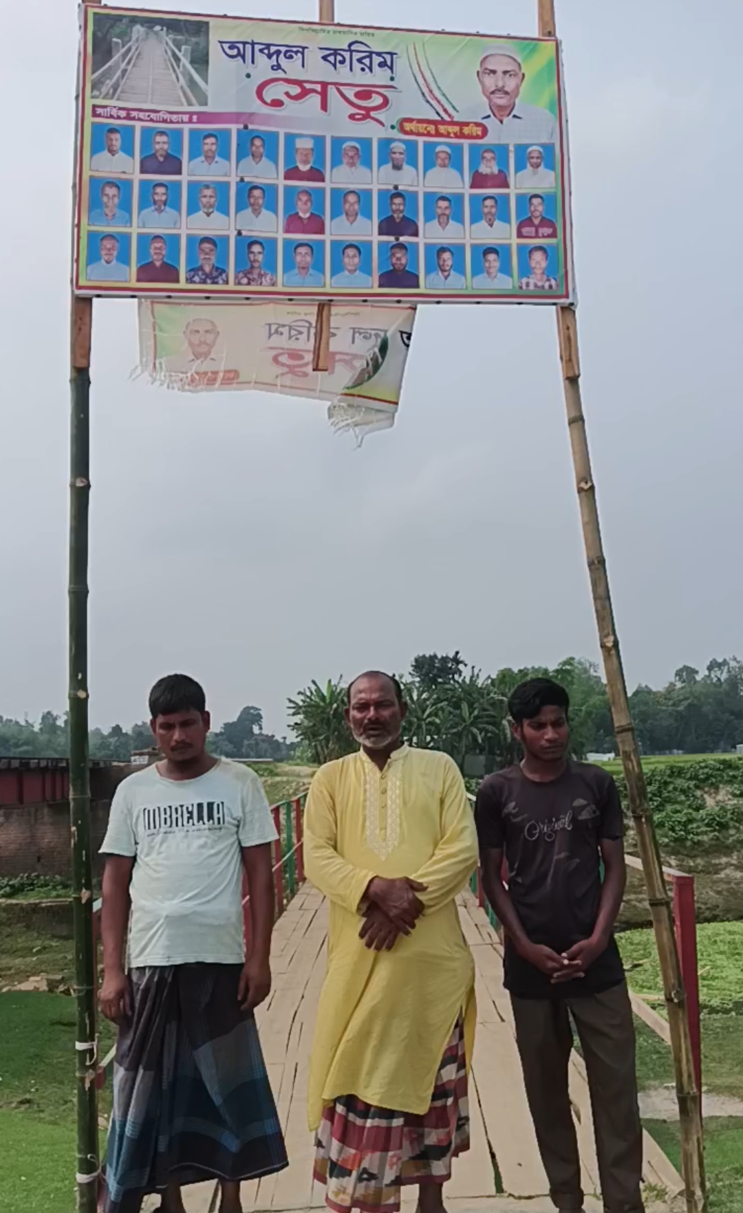 উলিপুরে নিজের জমানো টাকায় বুড়িতিস্তা নদীর ওপর কাঠের সেতু নির্মাণ করলেন আব্দুল করিম