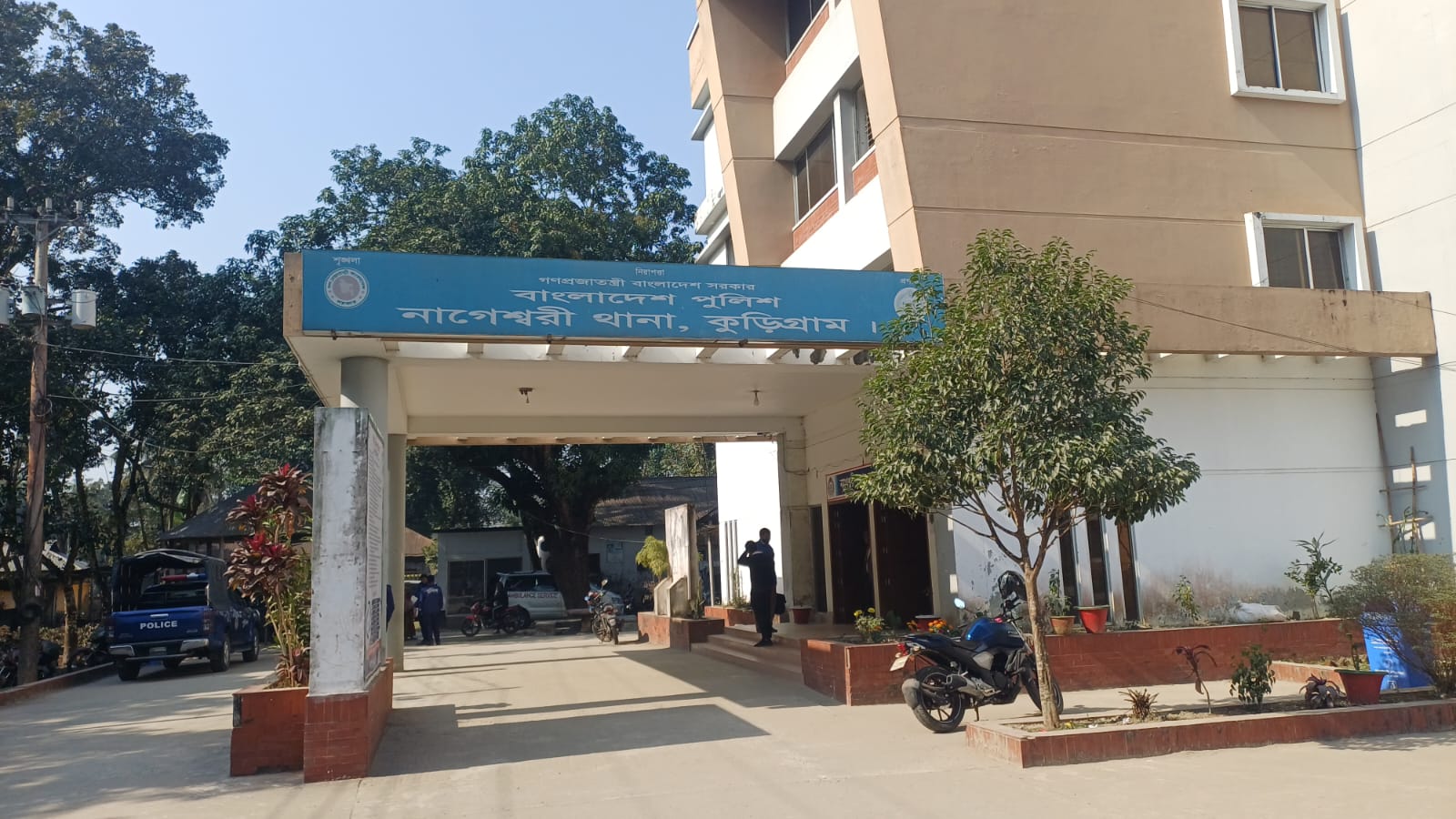 নাগেশ্বরীতে ট্রাক-মাইক্রোবাস সংঘর্ষে বাবা-মেয়েসহ ৪ জন নিহত আহত অন্তঃ ১০ জন