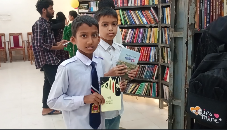 ফুলবাড়ীতে বইপ্রেমীদের পদচারণায় মুখর হয়ে উঠেছে বিশ্ব সাহিত্য কেন্দ্রের ভ্রাম্যমান বইমেলা