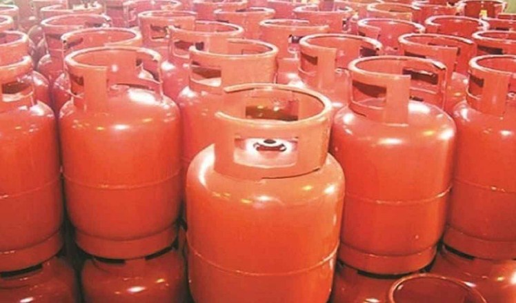 ফের বাড়ল এলপি গ্যাসের দাম, ১২ কেজির সিলিন্ডার ১৯৪০ টাকা