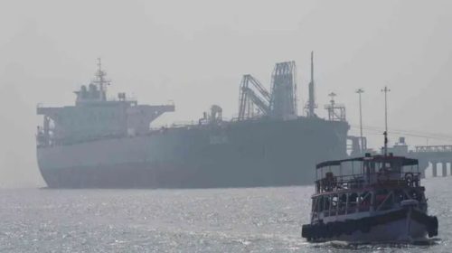 হরমুজ প্রণালিতে ট্যাংকার লক্ষ্য করে ইরানি গানবোটের গুলি