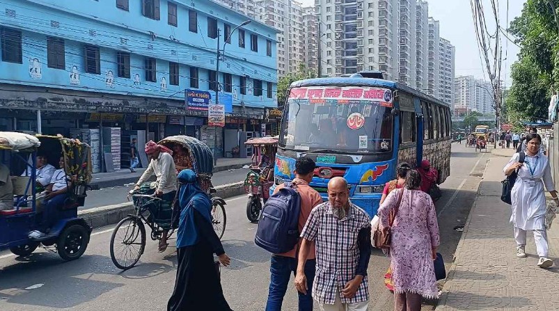 হঠাৎ রাজধানীতে গণপরিবহন সংকট, নেপথ্যে ভাড়া বাড়ানোর পাঁয়তারা?