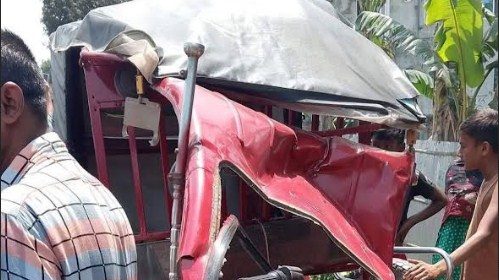 উলিপুরে বেপরোয়া ট্রাক্টর প্রাণ নিলো অটোচালকের, আহত ৫