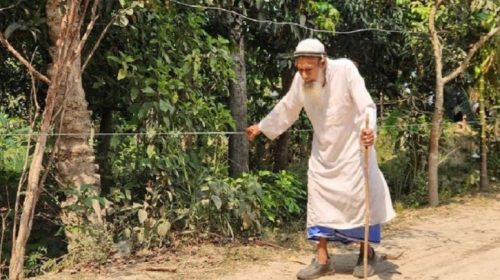 দড়ি বেয়ে মসজিদে যাওয়া অন্ধ মুয়াজ্জিন আব্দুর রহমান আর নেই