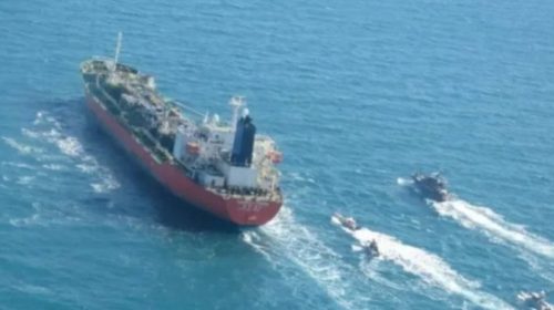 মার্কিন অবরোধ ভেঙে ইরানের জলসীমায় পৌঁছাল তেলবাহী জাহাজ