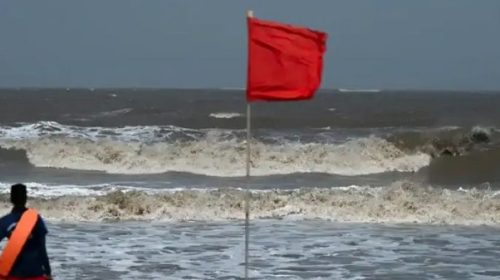 সমুদ্র বন্দরে তিন ও নদী বন্দরে দুই নম্বর সতর্ক সংকেত