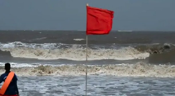 সমুদ্র বন্দরে তিন ও নদী বন্দরে দুই নম্বর সতর্ক সংকেত