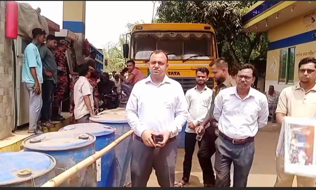 একই পাম্পে বারবার তেল নেওয়ার ‘ফন্দি’, হাতেনাতে ধরে জরিমানা করলেন ইউএনও