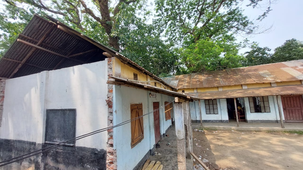 নামেই ‘মডেল’, বাস্তবে জরাজীর্ণ: বকশীগঞ্জ সরকারি প্রাথমিক বিদ্যালয়ের বেহাল দশা
