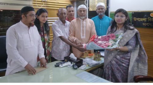 কাহালুর নবাগত ইউএনও মলিহা খানমকে ফুলেল শুভেচ্ছা জানালেন উপজেলা দুর্নীতি প্রতিরোধ কমিটির নেতৃবৃন্দ
