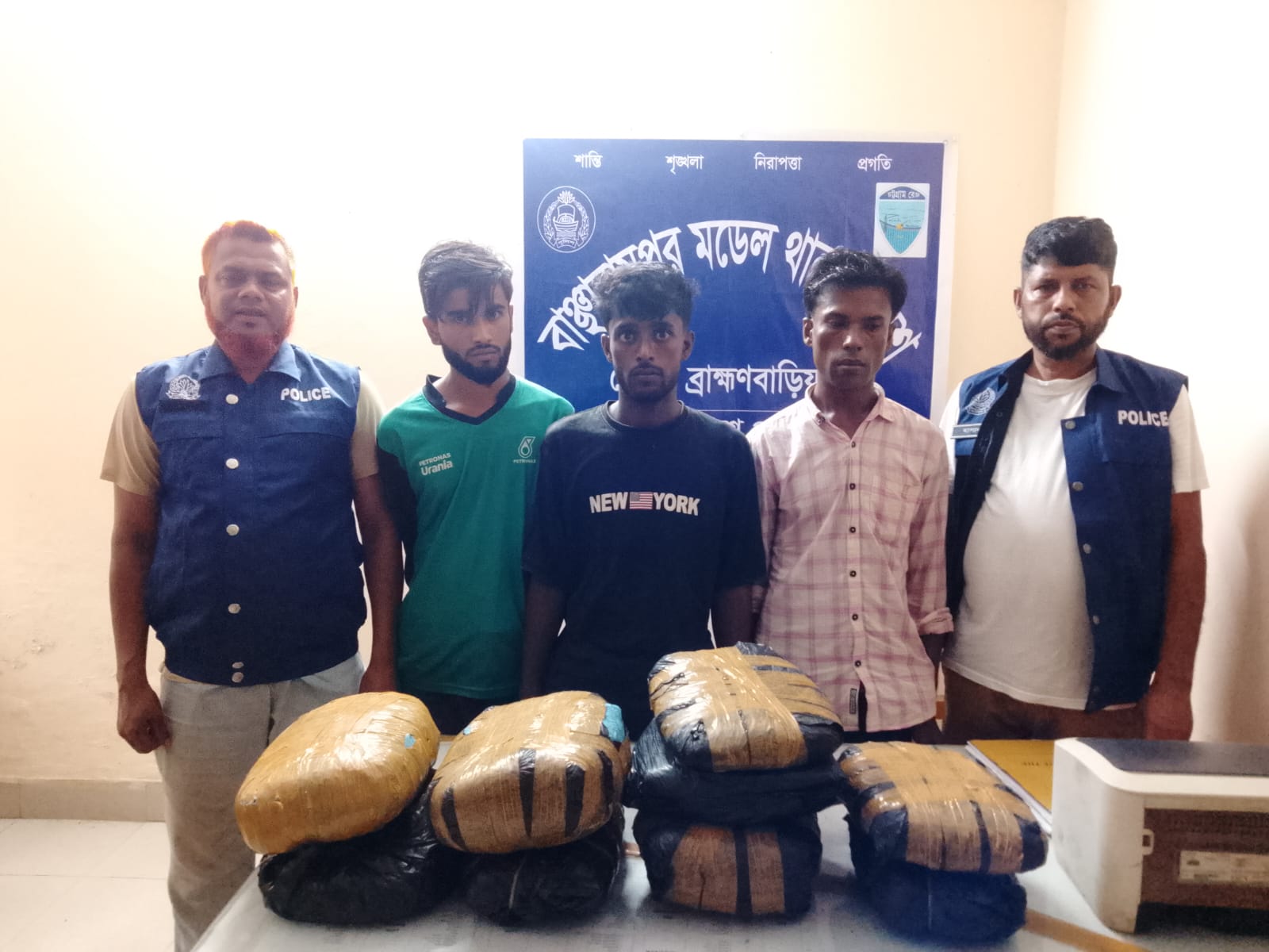 বাঞ্ছারামপুরে ১১ কেজি ৫০০ গ্রাম গাঁজা সহ তিন মাদক কারবারি গ্রেফতার