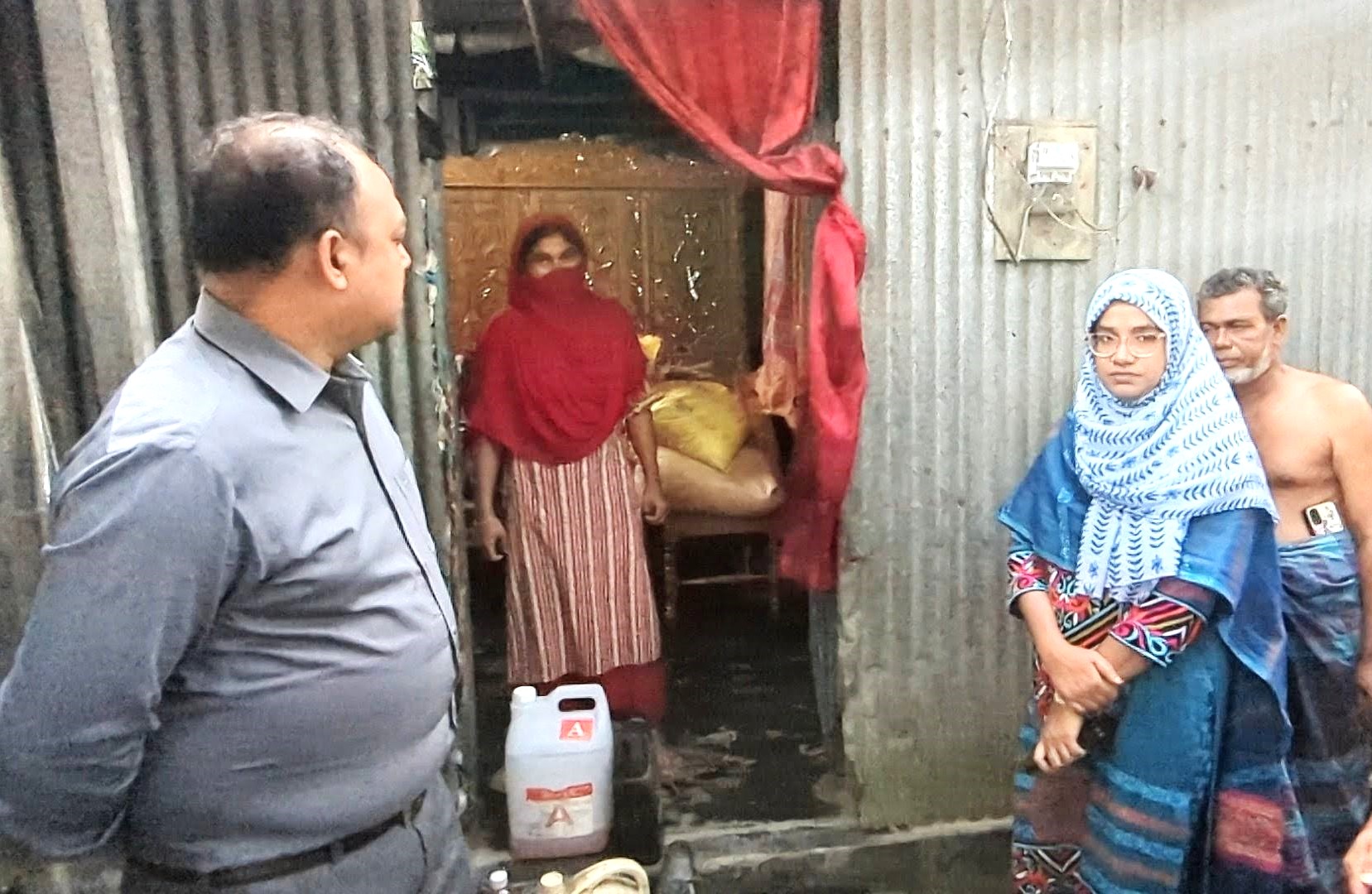 বাড়িতে পেট্রল মজুত করে বেশি দামে বিক্রি করার অপরাধে এক নারীকে জরিমানা