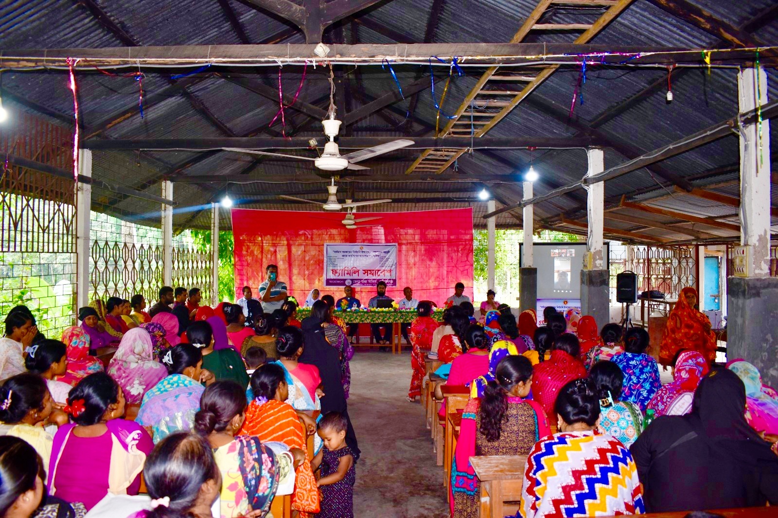 গোপালগঞ্জে সরকারের বিভিন্ন উন্নয়নমূলক কর্মকাণ্ড জনগণের সামনে তুলে ধরছে জেলা তথ্য অফিস