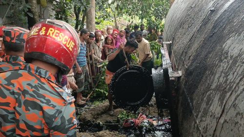 রায়গঞ্জে নিয়ন্ত্রণ হারিয়ে উল্টে গেল বিটুমিনবাহী ট্রাক, নিহত ১