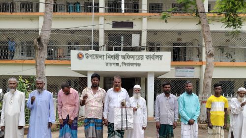৪৩ বিঘা ধান নষ্টের অভিযোগ, ইটভাটা বন্ধের দাবিতে মানববন্ধন