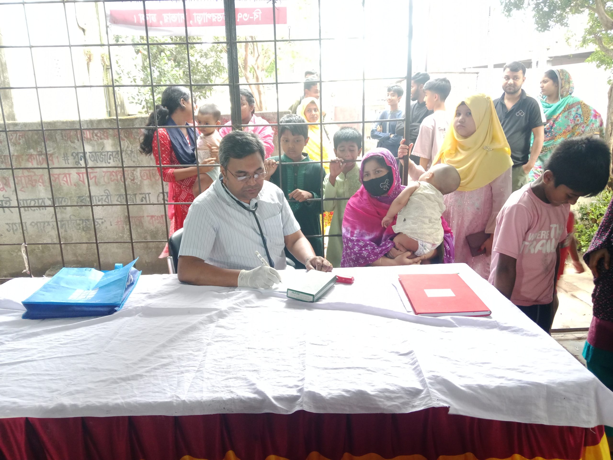 সাভারে সম্মিলিত তরুণ সমাজের উদ্যোগে ফ্রি মেডিকেল ক্যাম্প ও ব্লাড গ্রুপিং অনুষ্ঠিত