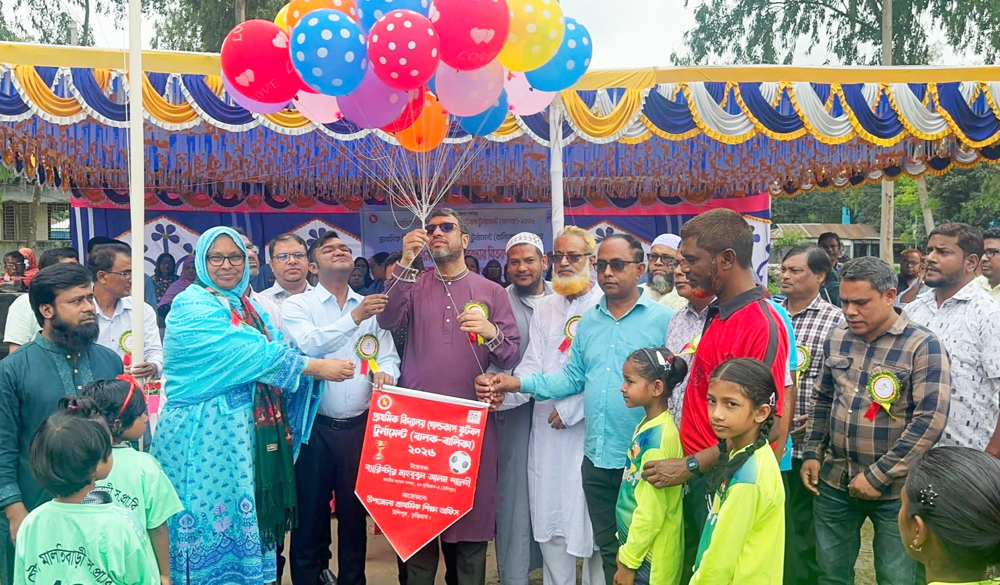 উলিপুরে প্রাথমিক বিদ্যালয় গোল্ডকাপ ফুটবল টুর্নামেন্ট উদ্বোধন করেন এমপি মাহবুবুল আলম সালেহী