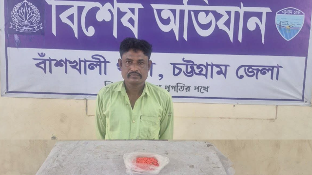 বাঁশখালীতে অটোরিকশা তল্লাশিতে মিলল ১৪শ পিস ইয়াবা, আটক রোহিঙ্গা