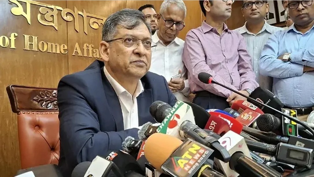 পুলিশের আগের পোশাক ফিরিয়ে আনার পরিকল্পনা আছে : স্বরাষ্ট্রমন্ত্রী