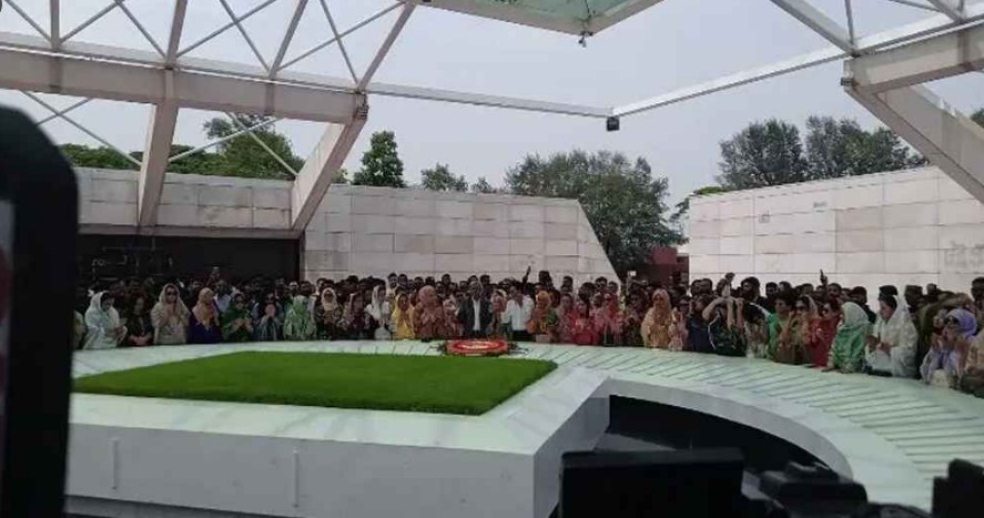 জিয়াউর রহমান ও খালেদা জিয়ার কবরে বিএনপির সংরক্ষিত আসনের এমপিদের শ্রদ্ধা