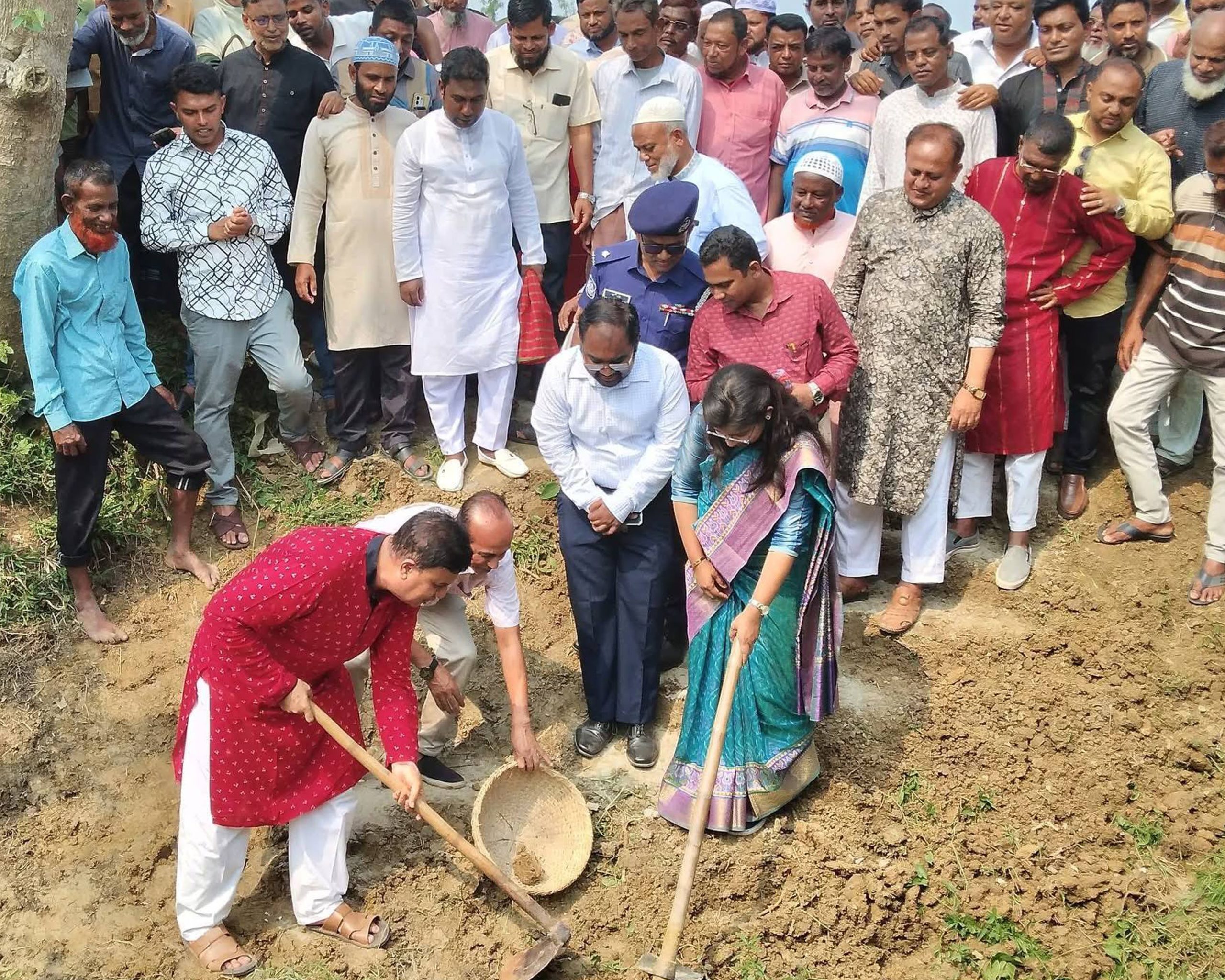 কাহালুর ভুগইলে খাল খননের উদ্বোধন করলেন এম পি মোশারফ হোসেন