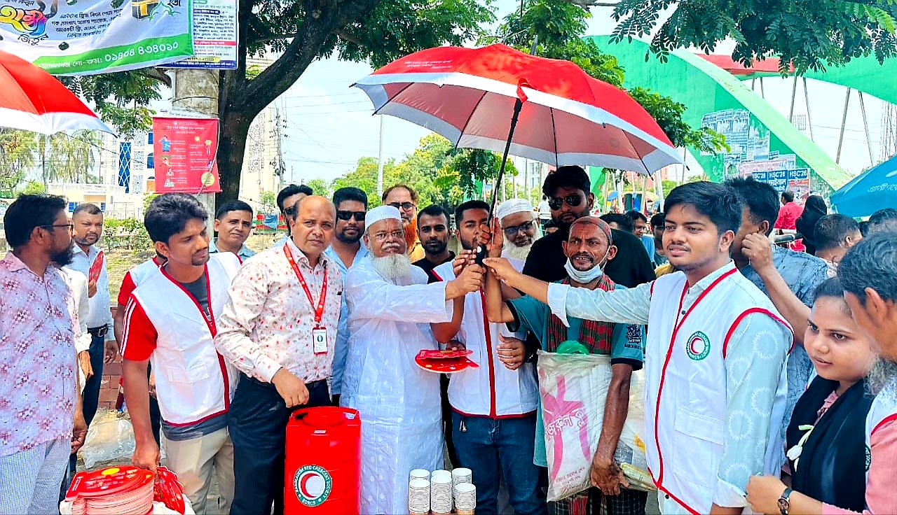 গোপালগঞ্জে তীব্র গরমে ছাতা ও হাতপাখা বিতরণ