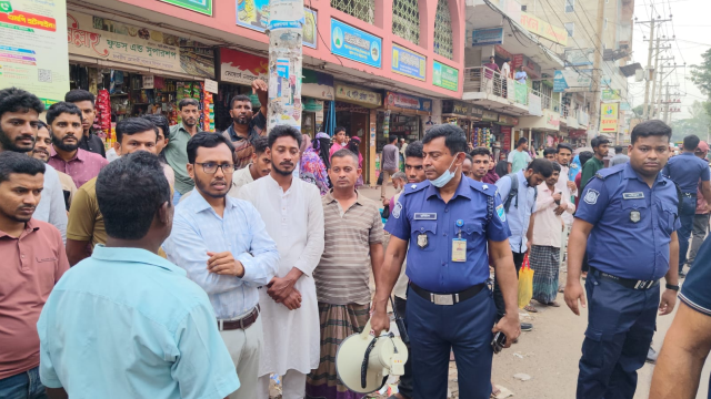 বাঁশখালী রুটে ঈদফেরত যাত্রীদের ‘পকেট কাটতে’ গিয়ে ধরা, চার পরিবহনে জরিমানা